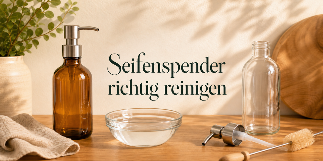 Glas-Seifenspender, Pumpkopf und Reinigungsutensilien auf einer warmen Holzoberfläche